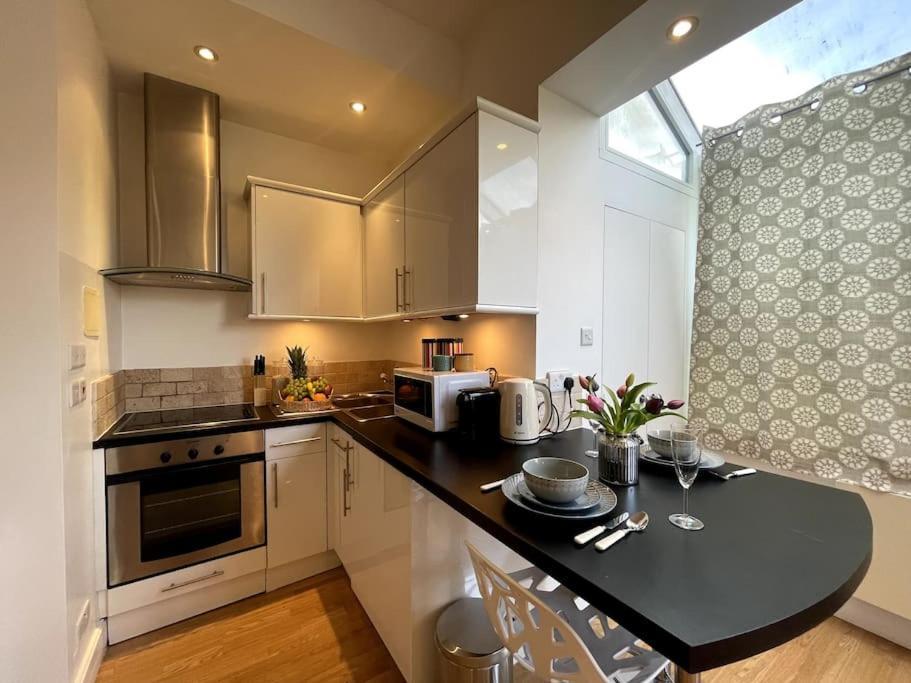 Cute&Cozy Studio Apt In Barons Court 런던 외부 사진