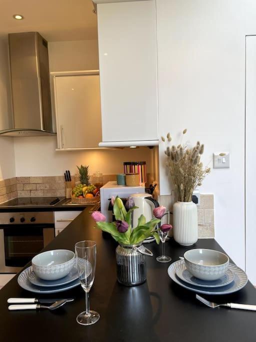 Cute&Cozy Studio Apt In Barons Court 런던 외부 사진