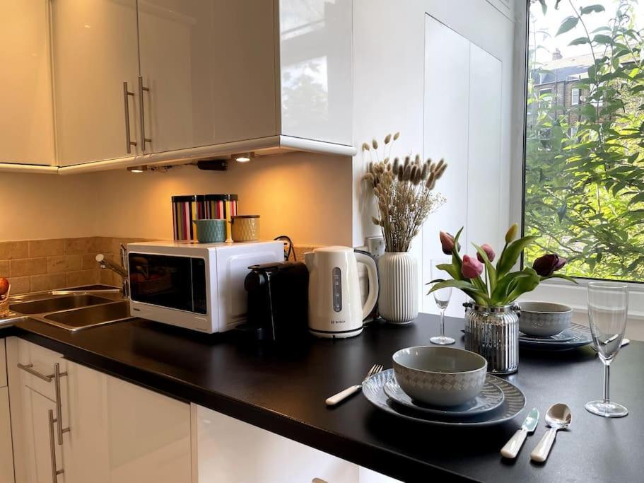 Cute&Cozy Studio Apt In Barons Court 런던 외부 사진