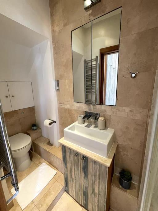 Cute&Cozy Studio Apt In Barons Court 런던 외부 사진